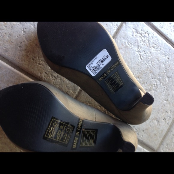 Heels - Picture 3 of 3