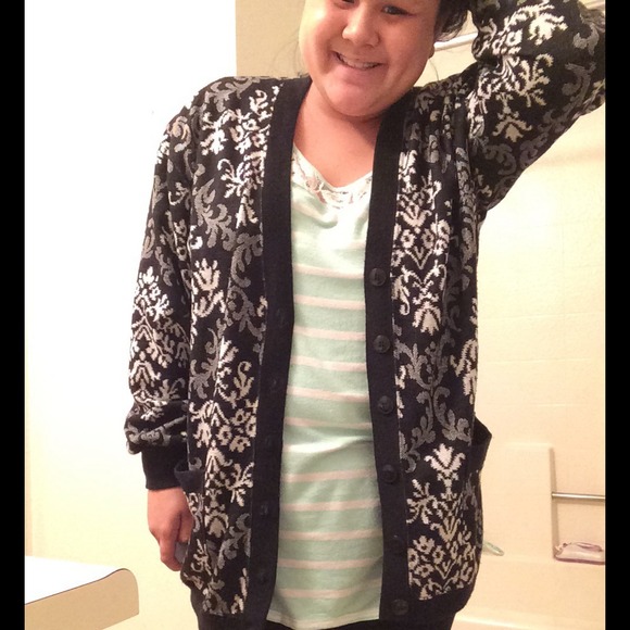 ❌Sold❌ Festive Cardigan - Picture 3 of 3