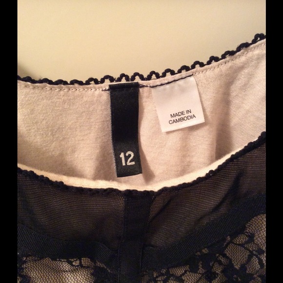 *SOLD* Lace crop top - Picture 2 of 2