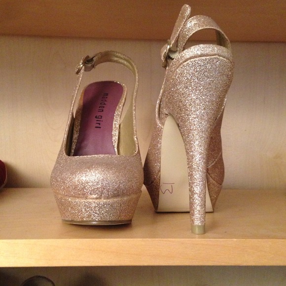 👑New Dazzling gold champagne sparkly stilettos!👑