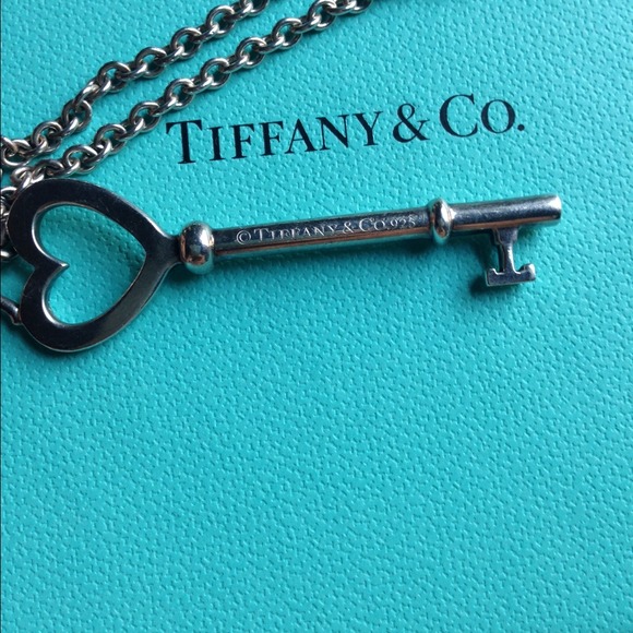 ❌❌SOLD❌❌ Tiffany & Co heart shaped key necklace - Picture 2 of 4
