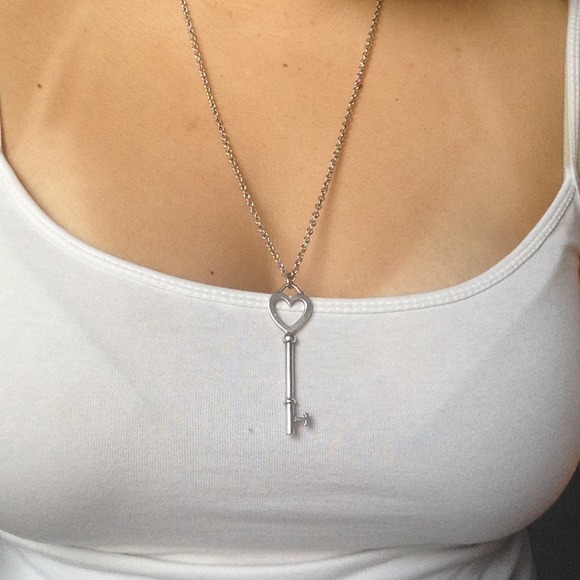 ❌❌SOLD❌❌ Tiffany & Co heart shaped key necklace - Picture 3 of 4