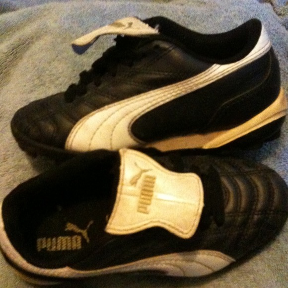 Kid's Puma soccer cleats