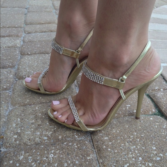 ‼️SOLD‼️ Dressy gold stilettos