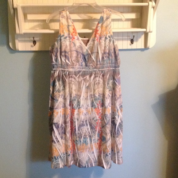 Sleeveless v-neck dress