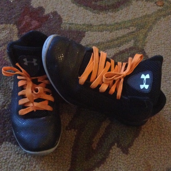 Under Armour Youth 6.5 sneakers