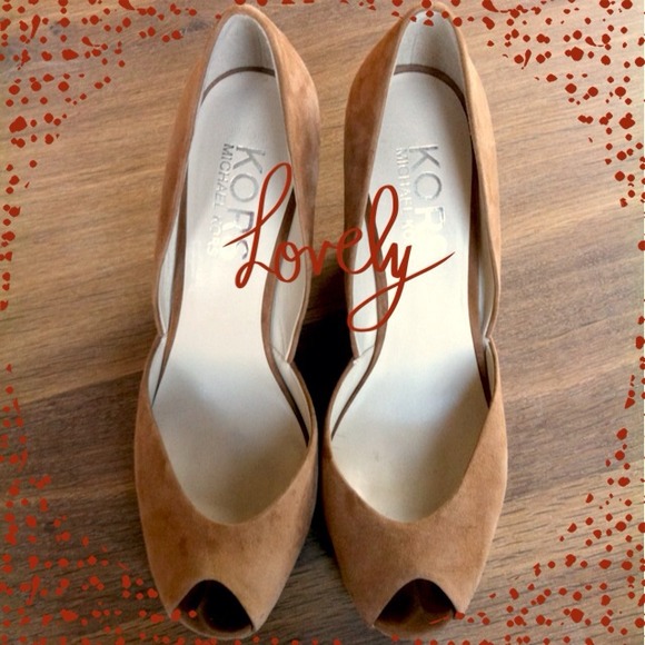 SOLD🔥HOST PICK: KORS Michael Kors Vail wedge - Picture 2 of 4