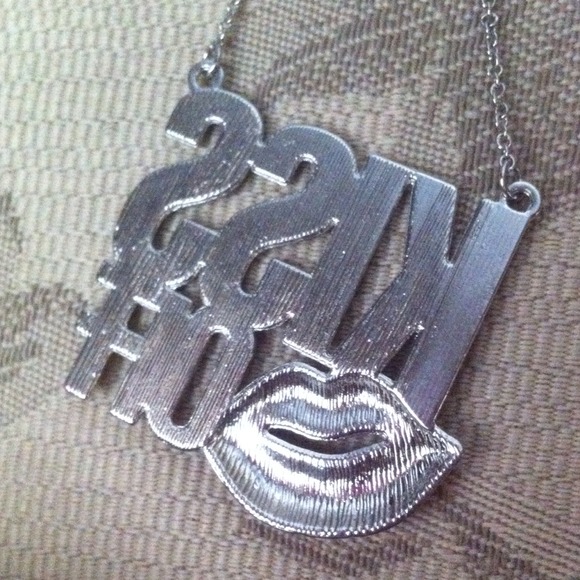 Kiss Off Necklace 💋 - Picture 3 of 4