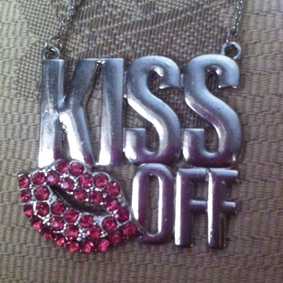 Kiss Off Necklace 💋 - Picture 4 of 4
