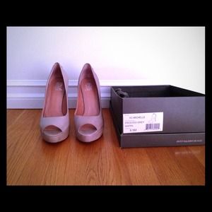 FINAL REDUCTION VINCE CAMUTO FROSTED GRAY PEEP TOE
