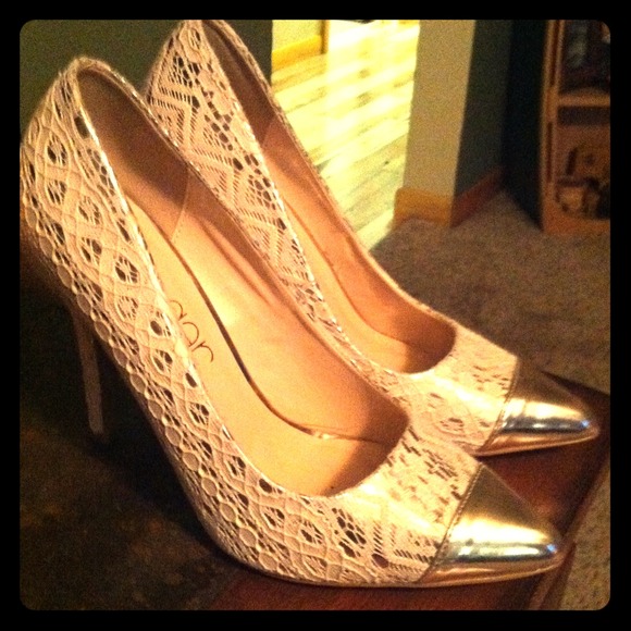 NIB Cute lace pointed toe heels😍