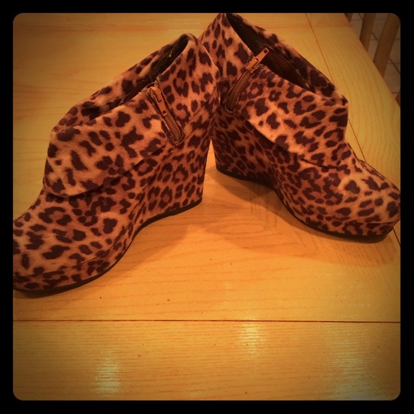 🚫SOLD-Steve Madden Cheetah Wedge Booties!