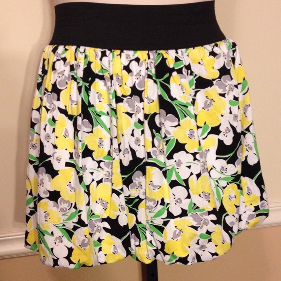 Vamp  elastic waist balloon skirt. L:18". W:34". - Picture 2 of 3