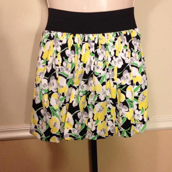 Vamp  elastic waist balloon skirt. L:18". W:34". - Picture 3 of 3