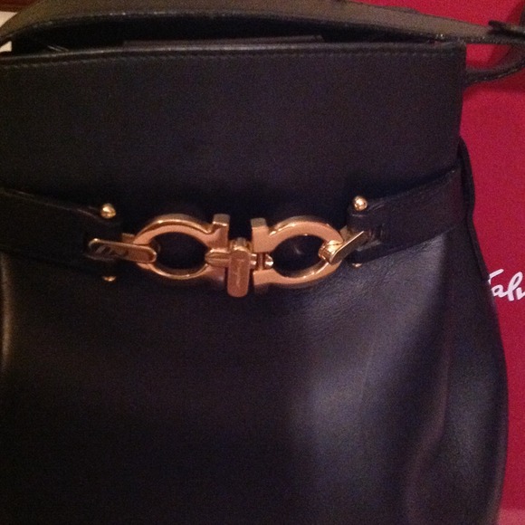 Auth Salvatore Ferragamo Gancini - Picture 2 of 4