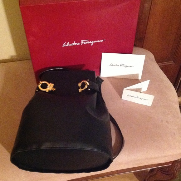 Auth Salvatore Ferragamo Gancini - Picture 4 of 4