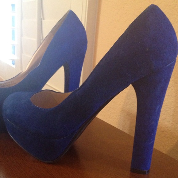 🔥🔥REDUCED🔥Spunky Navy Blue Luichiny Suede shoes - Picture 1 of 4