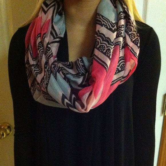 🚫SOLD🚫New pink infinity scarf