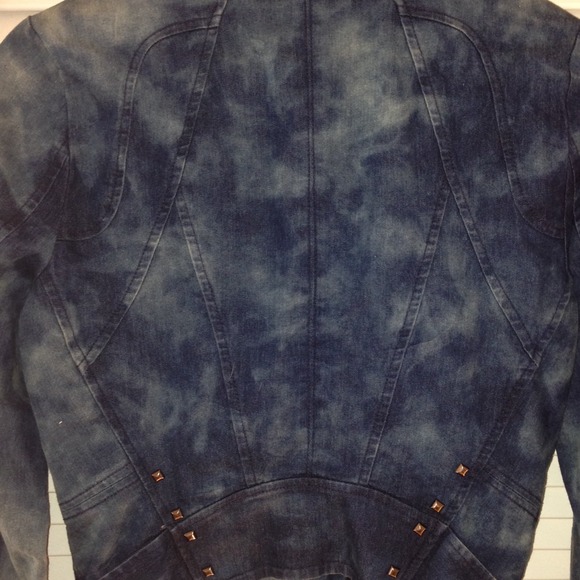 โก๏ธ๐ฉHOST PICK๐ฉStudded acid wash moto jacket - Picture 2 of 4