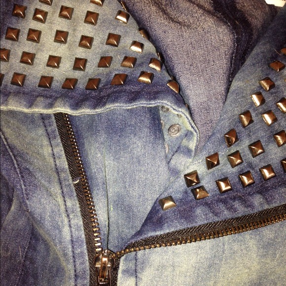 โก๏ธ๐ฉHOST PICK๐ฉStudded acid wash moto jacket - Picture 3 of 4