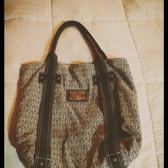 Authentic Guess purse :) - Picture 1 of 4
