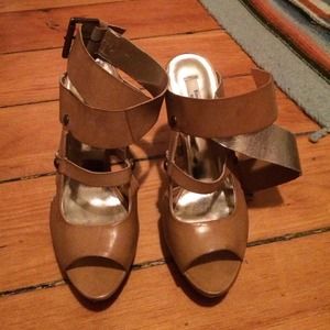 Vera Wang camel heels