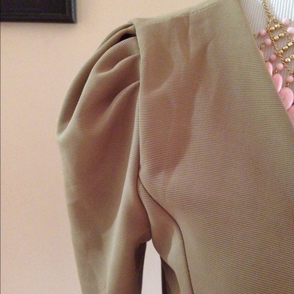 ⛔️SOLD IN BUNDLE🌼Stylish blazer in khaki color🌼 - Picture 3 of 5