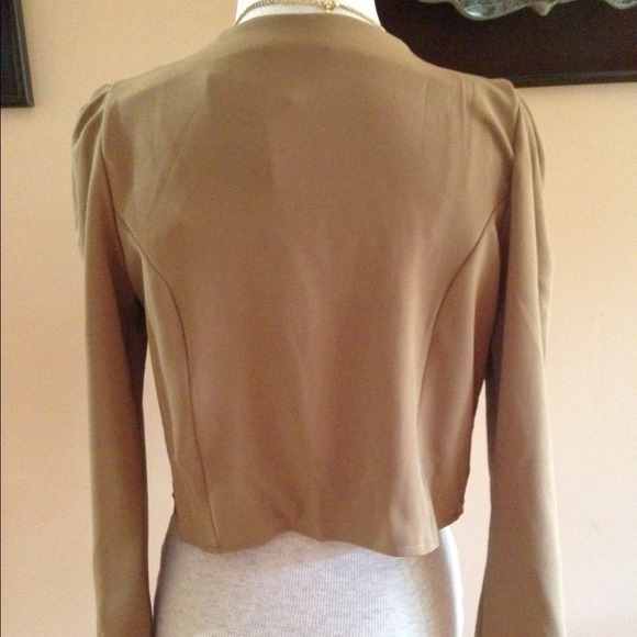 ⛔️SOLD IN BUNDLE🌼Stylish blazer in khaki color🌼 - Picture 4 of 5