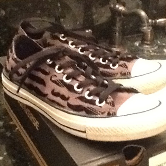 Converse mustache gray and black