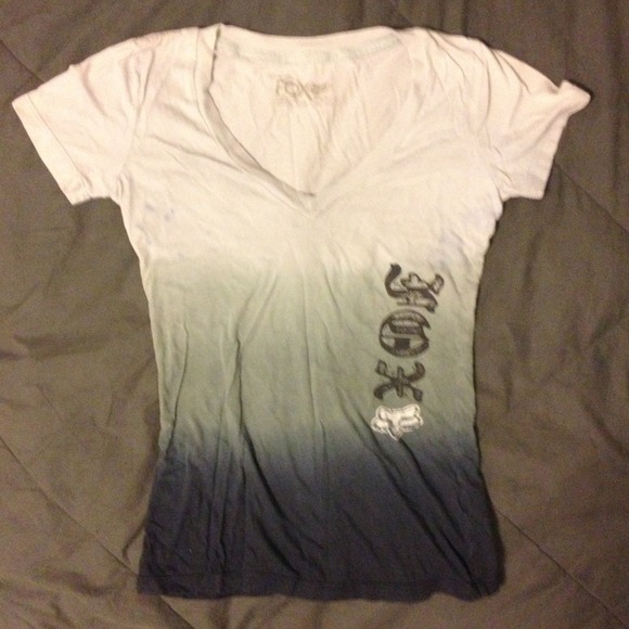 🚫SOLD IN BUNDLE🚫FOX VNECK TSHIRT