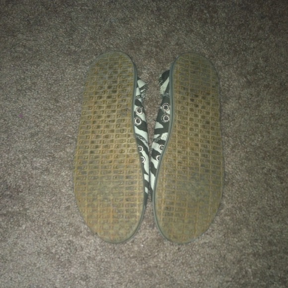 Sanuk's - Picture 4 of 4