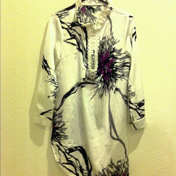 Silky blouse with floral pattern - Picture 2 of 4