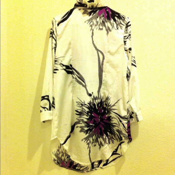 Silky blouse with floral pattern - Picture 3 of 4