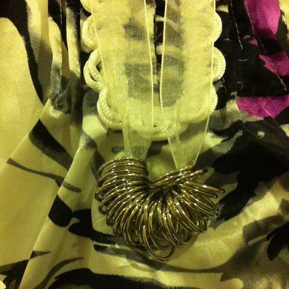 Silky blouse with floral pattern - Picture 4 of 4