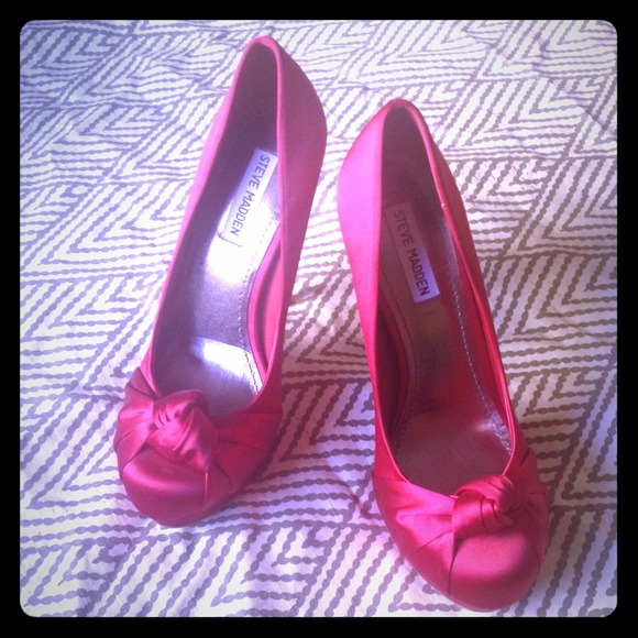 NEW Steve Madden RED SATIN Platform High Pumps 10