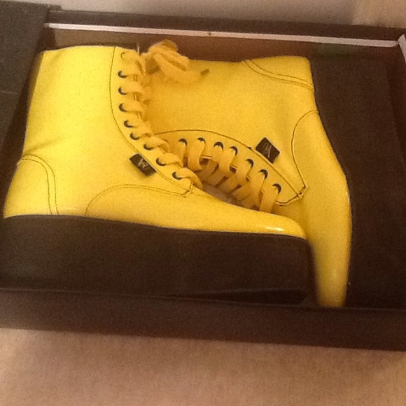 Yuru pat and leather yellow platform ankle boots .