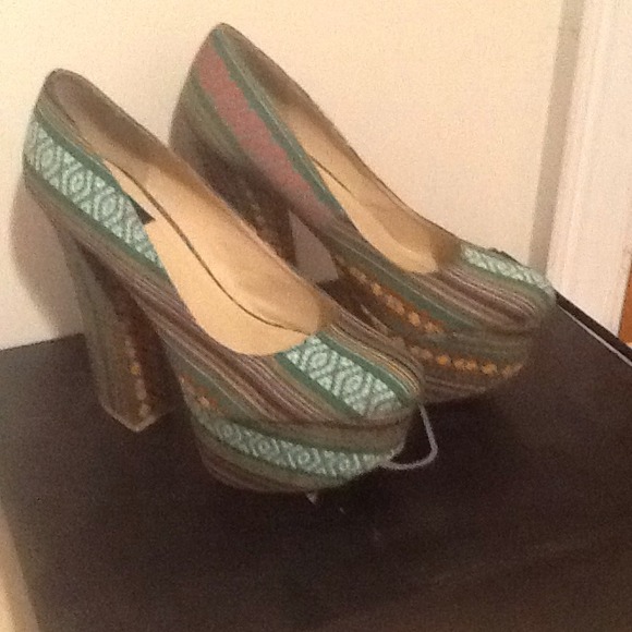 Size 9 tribal print shoes .