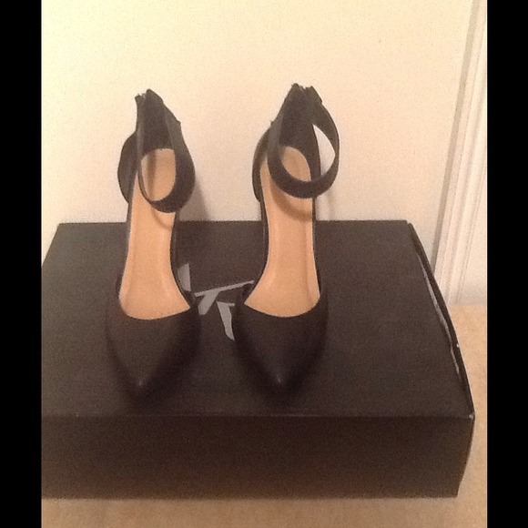 Forever 21 size 9 black shoes
