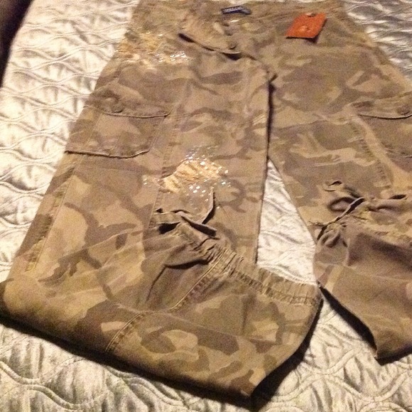 Camouflage pants with feminine beading and ties - Picture 3 of 4