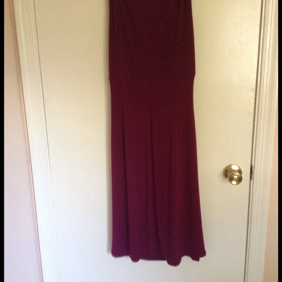 ***REDUCED*** Burgundy dress to knees. V-neck - Picture 2 of 4