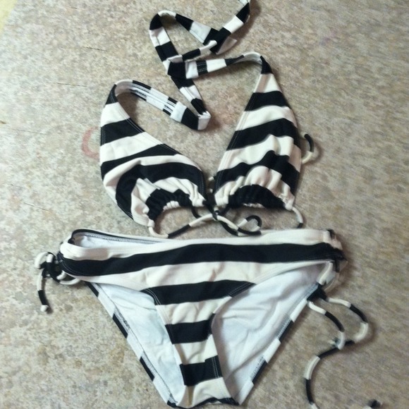 Size medium, kirra bikini