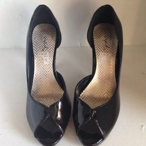 👀  A pair of Qupid Brand patten leather 👠👠