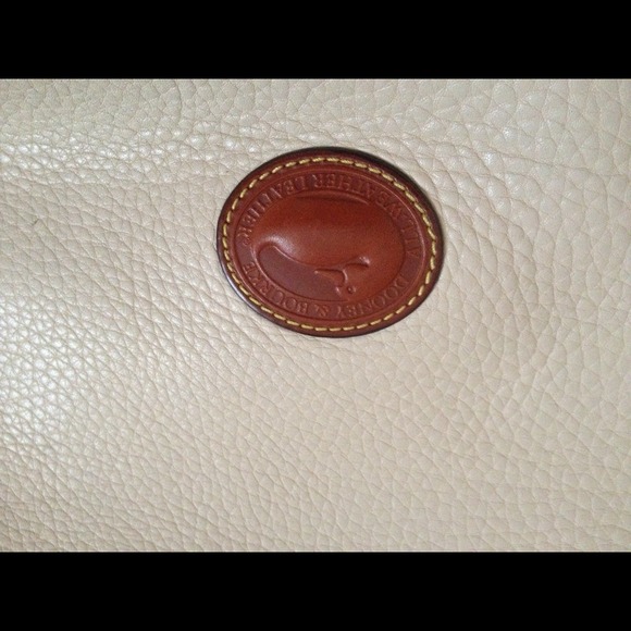 *****REDUCED**** Dooney and Bourke cream bag - Picture 2 of 3
