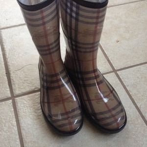 Authentic burberry short boots
