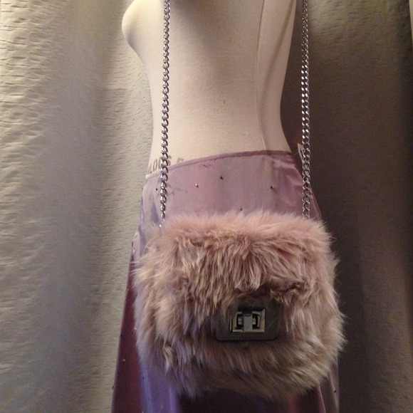 H&M SOFT PINK FUR PURSE. NWT. 46 inch silver chain