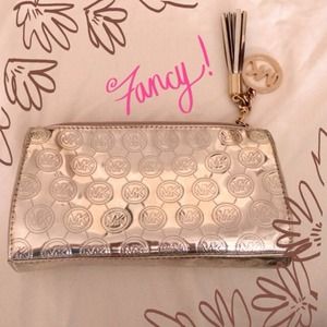 2 Gold Michael kors cosmetic bag ⭐️