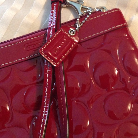 Coach patent leather wristlet - Picture 3 of 3