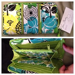💥💥SOLD💥💥Vera Bradley zip around wallet
