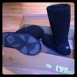 UGGs - Black W KENLY style, size 9!