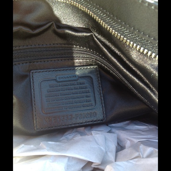 ✋SOLD✋🎉HOST PICK🎉COACH Black Campbell Satchel - Picture 4 of 4